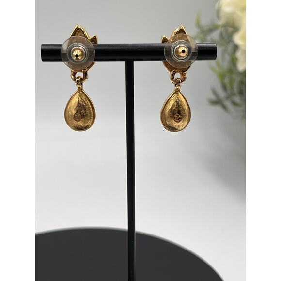 Swarovski Signed Gold Tone Leaf
Crystals Drop Dangles Signed Clip On Earrings - Picture 5 of 8